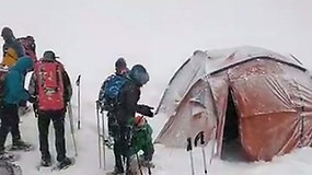Įstrigę Alpėse: smarkus snygis beveik 3 km aukštyje įkalino tarptautinę tyrėjų grupę