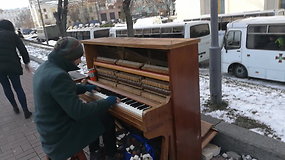 Net spaudžiant šaltukui Kijevo gatvėse nenutyla pianino garsai