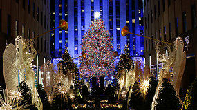 Niujorke įžiebta įspūdinga Rokfelerio centro Kalėdų eglė – viršūnę puošią 408 kg „Swarovski“ žvaigždė