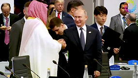 Kuriozinis V.Putino rankų sumušimas su Saudo Arabijos princu – lyg mėgautųsi atstumtųjų statusu