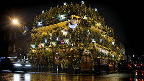 Kalėdiškiausia aludė visame pasaulyje vilioja 21,5 tūkst. lempučių ir net 95 eglėmis
