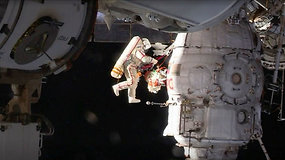Tiriamas mįslingos skylutės erdvėlaivyje „Sojuz“ atsiradimas – kosmonautai paėmė mėginių