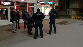 Vilniaus policija ieško peiliu į sėdmenis nepilnamečiui dūrusio nusikaltėlio