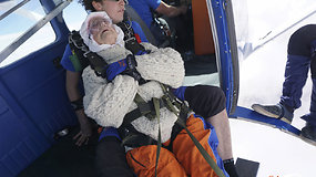 102-ejų metų senjorė pagerino šuolio su parašiutu pasaulio rekordą