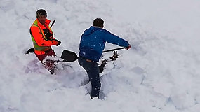 Traukinio mašinistas neliko abejingas po sniego lavina palaidotam nelaimėliui
