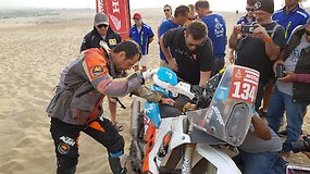 Niekas nenori pasitraukti iš Dakaro: Miguel Caetano išbėgus tepalams startavo stumdamas motociklą