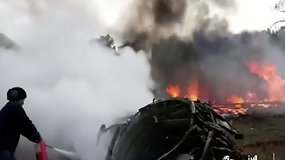 Nulėkęs nuo tako ir rėžęsis į pastatą Irane sudužo karinis transporto lėktuvas