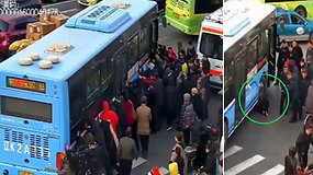 Autobuso rato prispaustą merginą išgelbėjo susitelkę miestiečiai