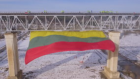 Ant ilgiausio Lietuvoje tilto suplevėsavo rekordinė trispalvė