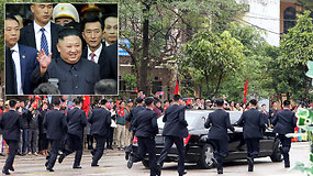 Kin Jong Unas atvyko į Vietnamą – Šiaurės Korėjos lyderio automobilį lydėjo greta bėgantys apsaugininkai