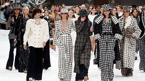 Paskutinis K.Lagerfeldo šou: per „Chanel“ kolekcijos pristatymą svečiai ir modeliai nesulaikė ašarų