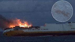 Nuskendus laivui su pavojingomis medžiagomis kilo grėsmė: Prancūzijos krantų link juda naftos dėmė