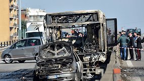 Italijoje vairuotojas užgrobė ir padegė pilną vaikų mokyklinį autobusą