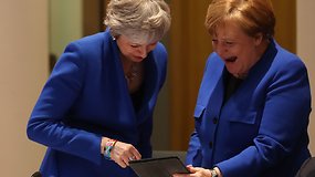 Kas privertė jas kvatotis? A.Merkel, prajuokinusi T.May, prasklaidė įtampą