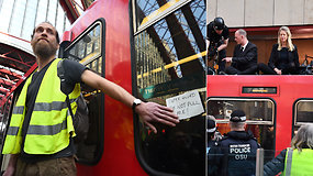 Prisiklijavę prie traukinio protestuotojai sukėlė sumaištį – pareigūnams reikėjo specialių priemonių