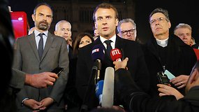 Susijaudinęs ir apsiašarojęs E.Macronas pažadėjo: atstatysime Dievo Motinos katedrą kartu