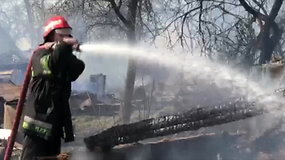 Didelė nelaimė Krakūnuose: ugniagesiams užgesinti degančius 14 pastatų padeda pasieniečiai ir savanoriai