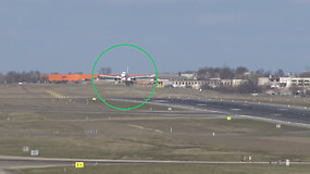 Užfiksuota, kaip Vilniaus oro uoste stiprus vėjas komplikavo lėktuvo nusileidimą