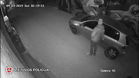 Policija prašo padėti atpažinti automobilį niokojusį asmenį