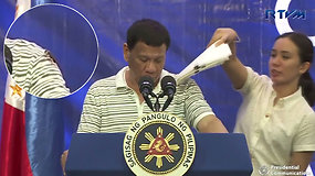 Kuriozas, sutrikdęs Filipinų prezidento kalbą, prajuokino susirinkusius – patarėja sureagavo žaibiškai