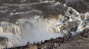 Smarkiai pakilus vandeniui turistus užburia didžiausias pasaulyje geltonasis krioklys