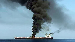 Omano įlankoje tebeplūduriuoja užpultas Norvegijos tanklaivis  – ES ragina elgtis santūriai