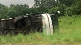 Vilniaus rajone nuo kelio nuvažiavo ir ant šono apvirto autobusas: keturi žmonės sužeisti