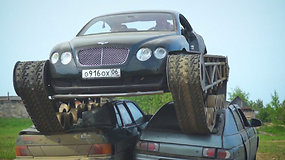 Ruso fanatiko išmonė traukia žvilgsnius: prabangų „Bentley“ užkėlė ant tanko vikšrų