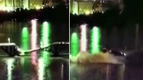 Nufilmuota dramatiška akimirka, kaip įgriuvus tiltui į upę įkrito automobiliai
