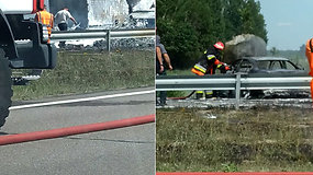 Ugniagesiai gesina greitkelyje Vilnius–Ukmergė sprogusį sunkvežimį – per avariją žuvo žmogus