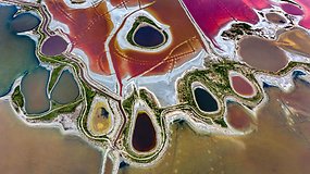 Vaizdas atima žadą: tūkstančio metų senumo druskos ežeras nusidažė ryškiomis spalvomis