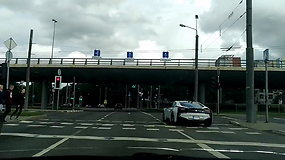 Kelių eismo taisyklės negalioja – BMW pralėkė per raudoną šviesą