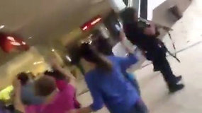 Nufilmuota, kaip žmonės buvo evakuojami iš prekybos centro: įtariamasis šaudė nesirinkdamas
