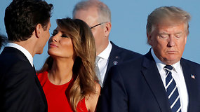 Netikėtas Melanios Trump bučinys tapo interneto sensacija – internautai pasijuokė ir iš D.Trumpo