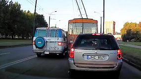 Kaune mikroautobusas apmaudžiai rėžėsi į troleibusą