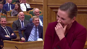 Dėl neįprastos situacijos Danijos premjerė praliupo juoktis – savo reakcija užkrėtė ir susirinkusius
