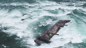 Nukris ar nenukris nuo Niagaros krioklių: stebima, kaip pirmą kartą per daugiau nei amžių pavojingai pajudėjo laivas