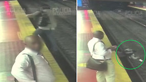Dėl priklausomybės nuo telefono vyras gavo skaudžią pamoką – metro stotyje nufilmuota pavojinga akimirka