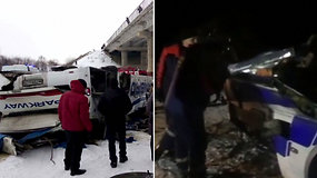 Sibire autobusas nulėkė nuo tilto ant užšalusios upės: paviešinti vaizdai iš nelaimės vietos
