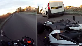 Užvažiavęs ant plikledžio motociklininkas vos nežuvo po automobilių ratais: paslydęs nukrito nuo motociklo