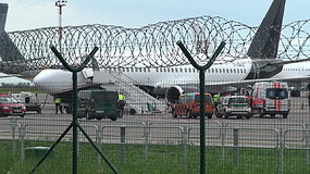Lėktuvą iš Londono pasitiko pareigūnų pajėgos: keleivis pajuto viruso simptomus