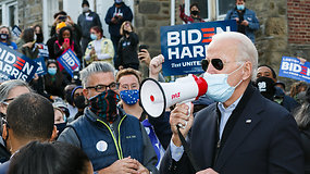 Joe Bidenas rinkimų dieną agitavo su rinkėjais Filadelfijoje: „Jūsų darbas yra neįtikėtinas“