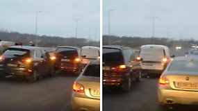 Kelyje nuo Kauno link Karmėlavos vertėsi automobilis: šimtai vairuotojų lavina kantrybę spūstyje