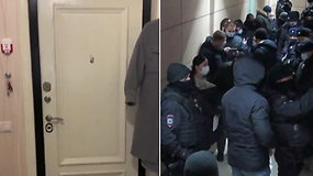 A.Navalno žmona Julija nufilmavo, kaip bandoma įsiveržti į jos butą – atvyko daryti kratos