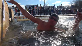 -10 šalčio negąsdina plaukimo entuziastų: Kaliningrade surengtas čempionatas ežere