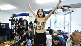 Pusnuogė „Femen“ aktyvistė iššoko prieš balsuoti besiruošiantį S.Berlusconi