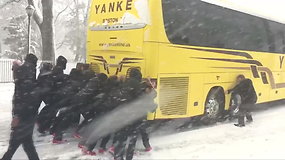 Moterų krepšinio komandai teko stumti sniege įstrigusį autobusą