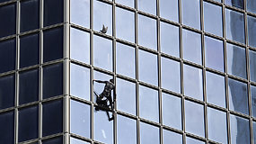 Žmogaus-voro antrininkas be apsaugų įveikė dar vieną dangoraižį