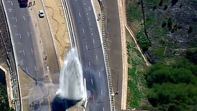 Kalifornijos greitkelį užtvėrė netikėtai ištryškęs fontanas