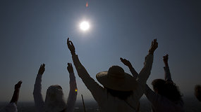 Šimtai žmonių užplūdo „Saulės piramidę“ pasitikti pirmųjų spindulių